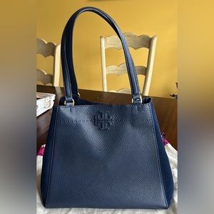TORY BURCH MCGRAW PEBBLED LEATHER/SUEDE CARRYALL ROYAL NAVY